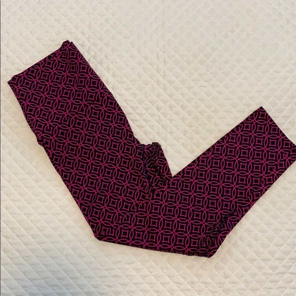 K-DEER Pink and Black Printed Capri Yoga Pants